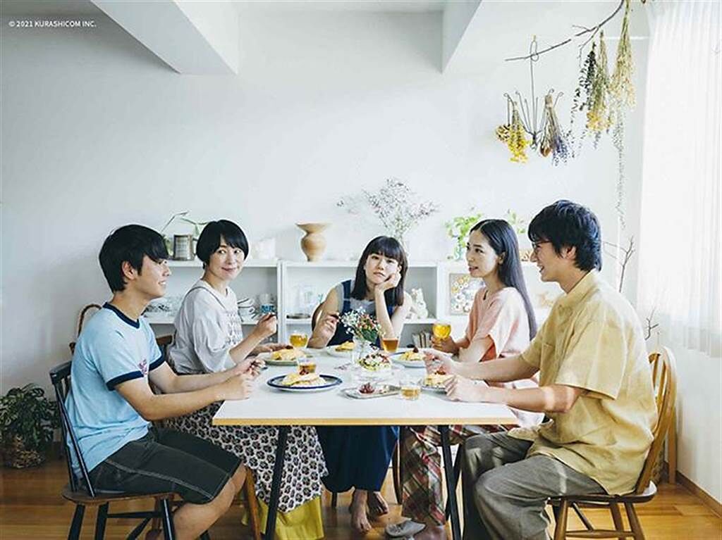 《青葉家的食光》由西田尚美（左二）主演，以兩代之間的關係對比出人際之間共通的微妙情感。（高雄電影節提供）