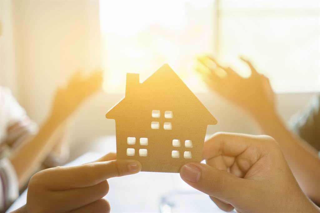目前對於雙薪家庭來說，買完房子後壓力仍然極大（示意圖／Shutterstock）
