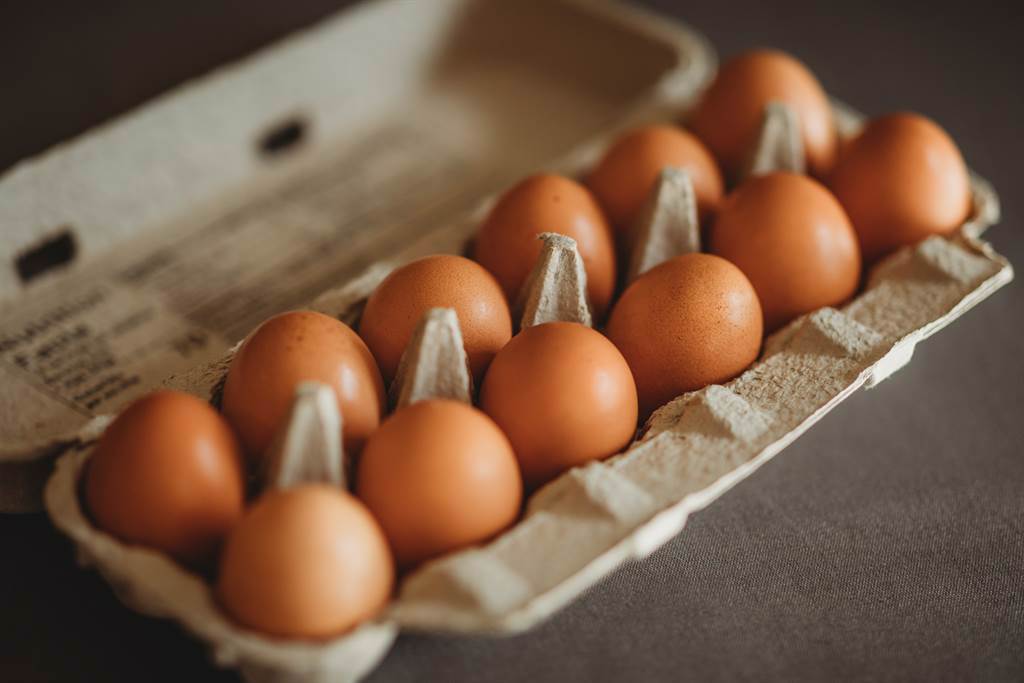 紅蛋比白蛋營養嗎？生的比熟雞蛋更易被吸收嗎？(示意圖/達志影像)