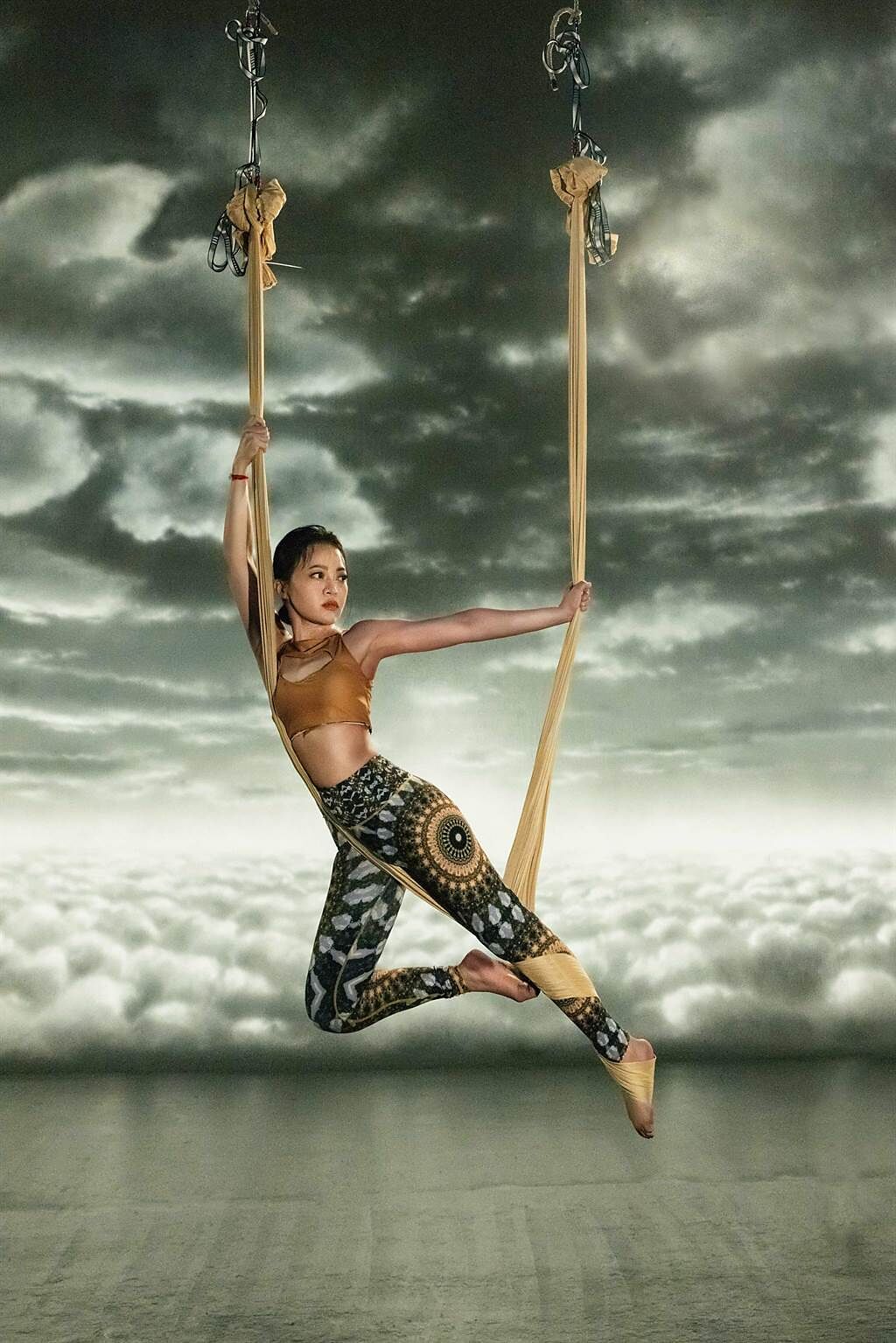 戴愛玲為全新單曲〈燒〉MV挑戰空中瑜伽。（華納音樂提供）
