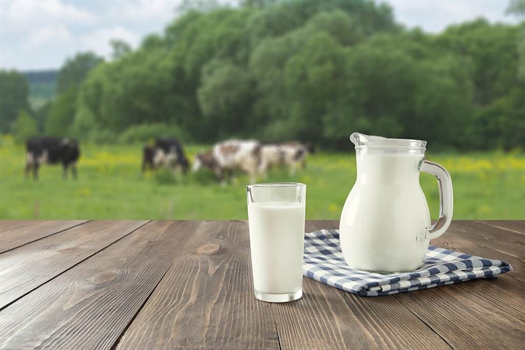 台灣的牛奶價格是世界排名第2貴，對此有網友就點出3大關鍵，分別是飼料貴、飼養不易和場地小。(示意圖/達志影像)