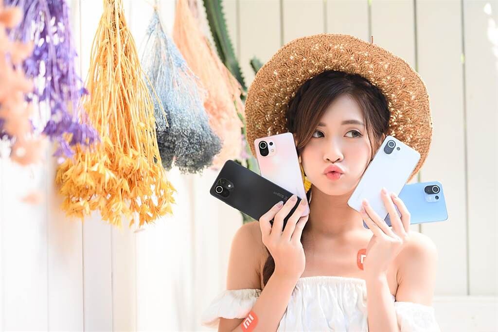 小米全新的Xiaomi 11 Lite 5G NE，為小米史上最輕薄的5G手機，僅158g的重量，以及6.81mm的纖薄機身。（小米提供）