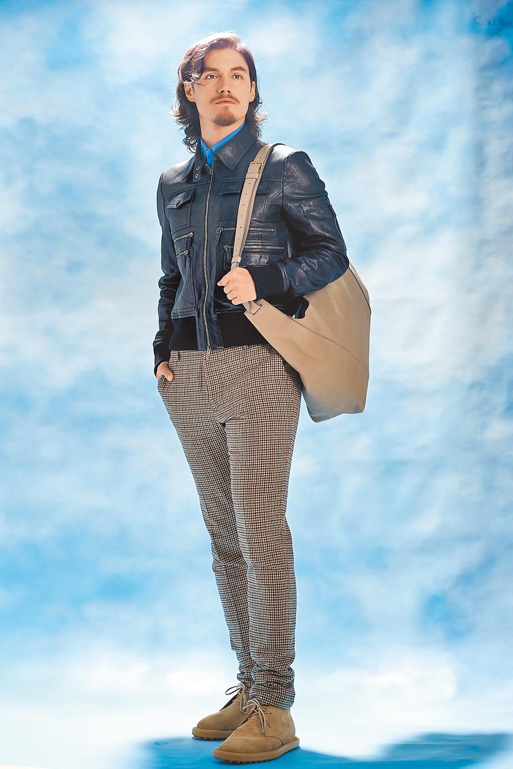 周厚安進棚拍攝Tod's時尚專題，背著大尺寸後背包的造型，正是他平日的裝扮。Tod's T Timeless肩背包8萬9600元，Tod's豆豆鞋2萬1800元。（JOJ PHOTO攝）