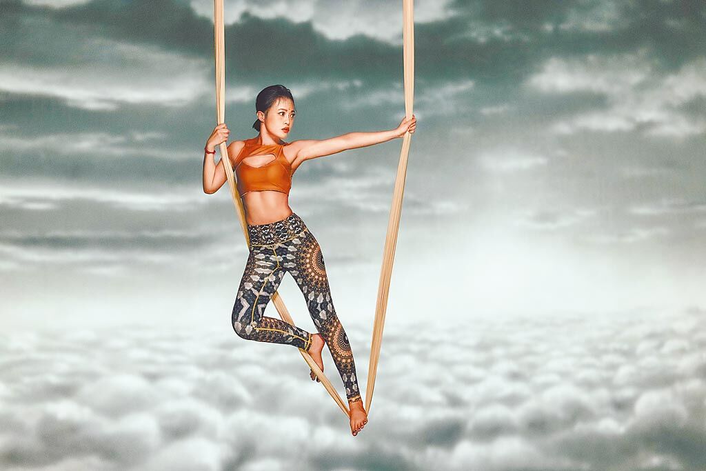 戴愛玲為〈燒〉MV挑戰空中瑜伽，展現優美體態。（華納音樂提供）