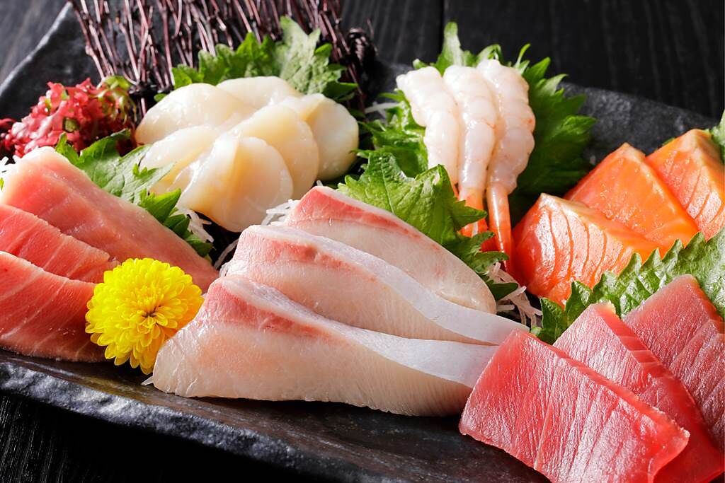 生魚片料理經常用菊花做點綴，但菊花其實並非裝飾，而是被認為有殺菌效果。(示意圖/達志影像)