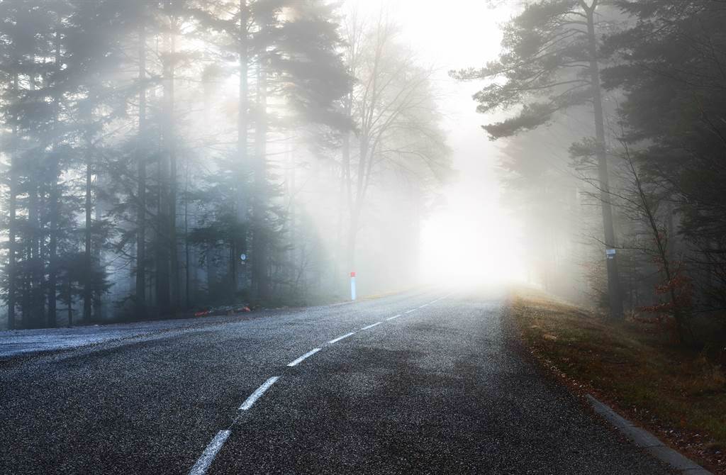 巴拉卡公路終年白霧，幾乎沒有路燈。（示意圖／Shutterstock）