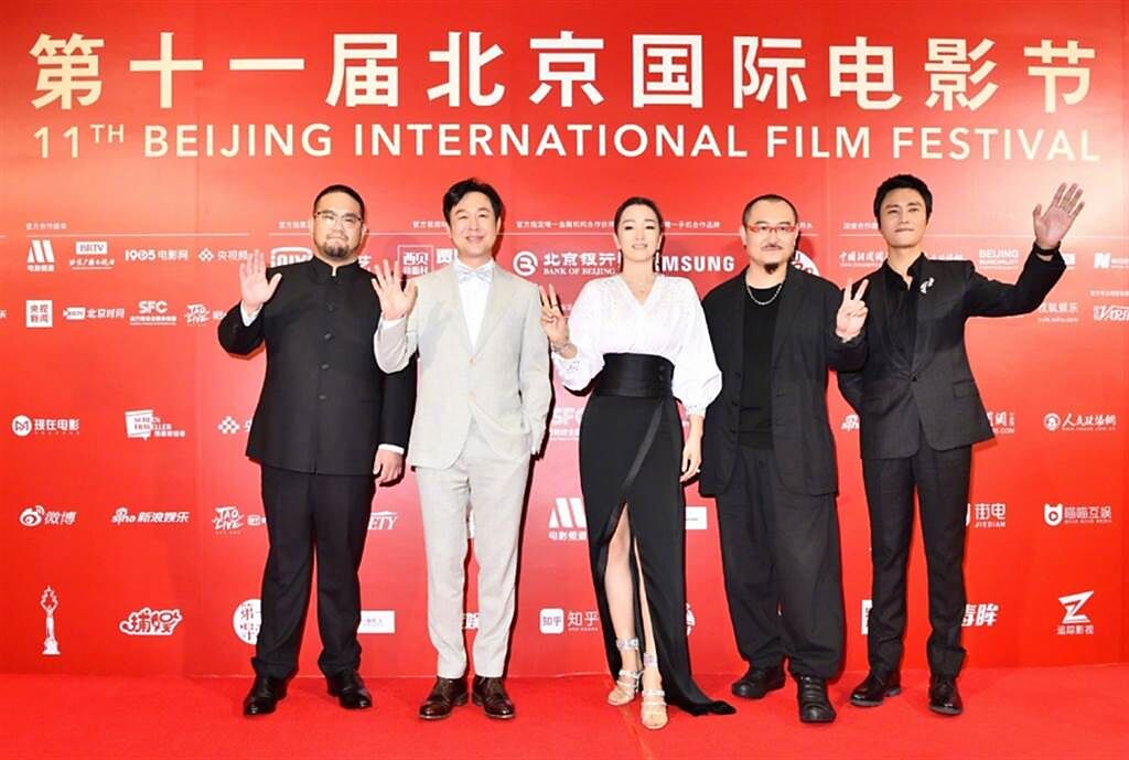 鞏俐（圖中）一身典雅黑白裝，和陳坤、張頌文、烏爾善、陳正道一起走北京國際電影節閉幕式紅毯。(圖/ 摘自微博)
