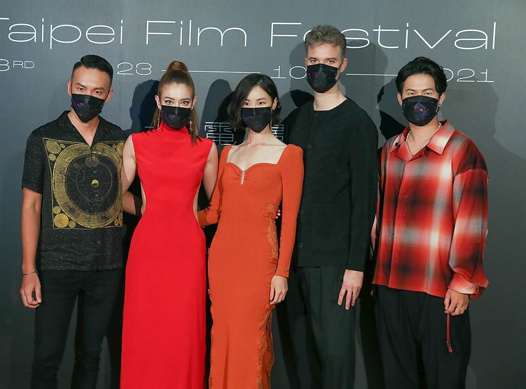 曹晏豪（左起）、安妮、鍾瑶、導演王洪飛、阮承恩出席《詭祭》台北電影節首映。（粘耿豪攝）