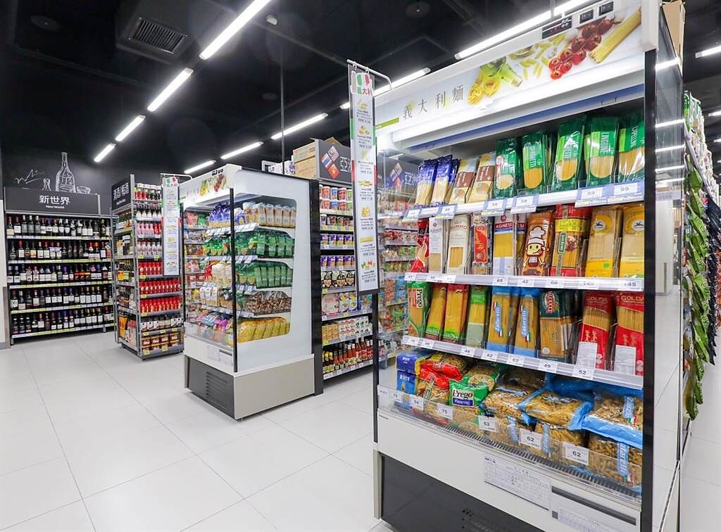 家樂福青埔店是首家把義大利麵冰在冷藏櫃儲放的門市，可穩定商品品質。（家樂福提供）