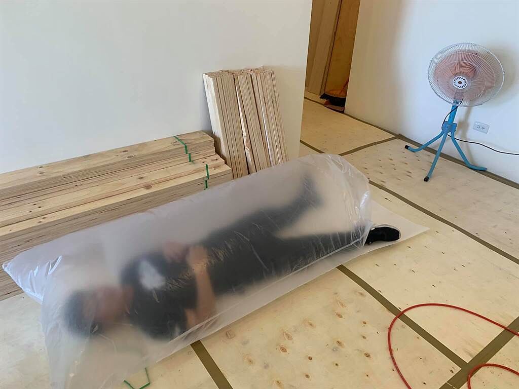 一名木工師傅午睡時，用超大塑膠袋罩住自己，再把電扇固定對著吹，成功製作出「天然冷氣」，讓不少網友笑翻直呼內行。(圖／爆廢公社公開版)