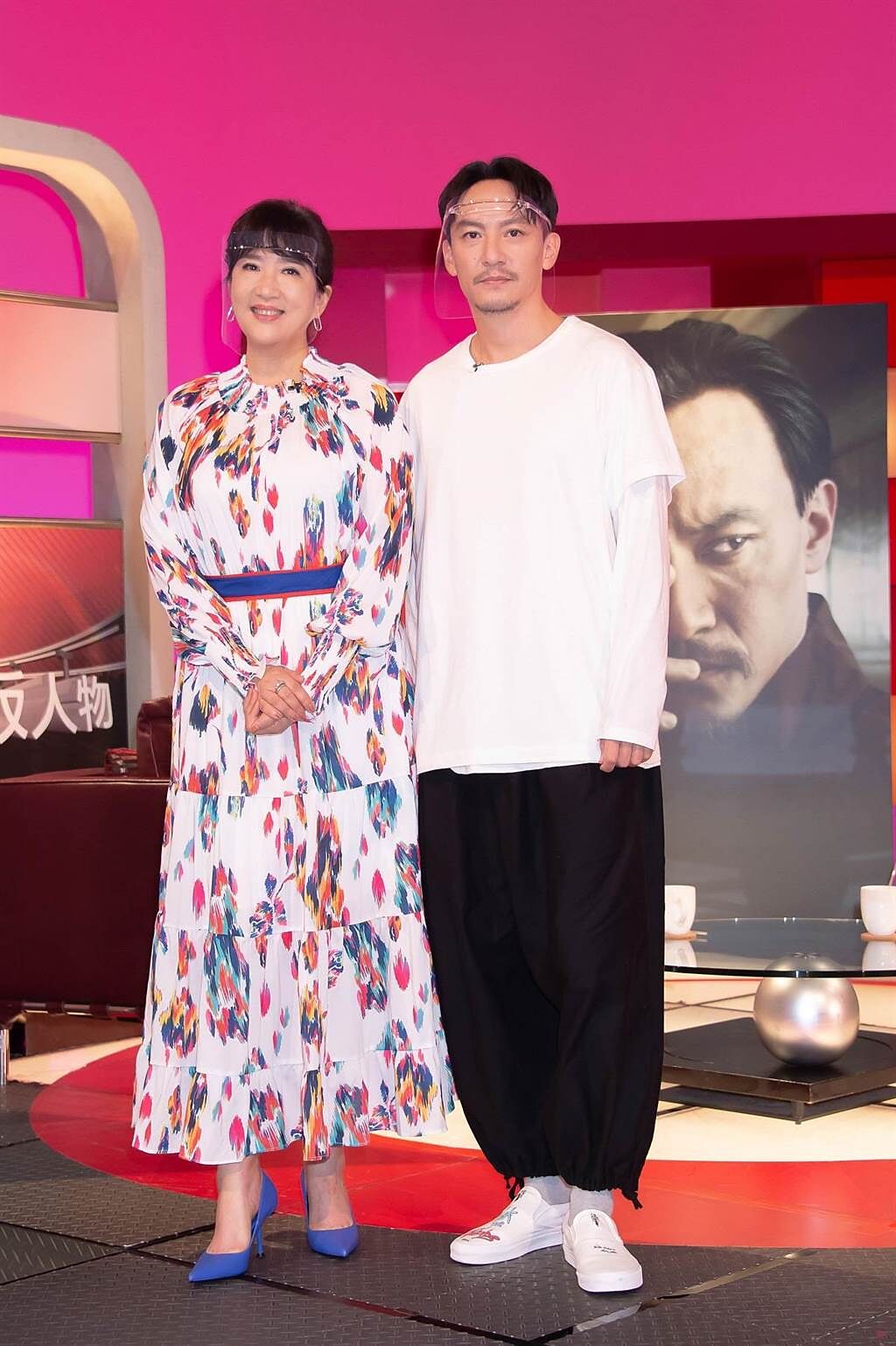 《TVBS看板人物》主持人方念華與國際影星張震合影。（TVBS提供）