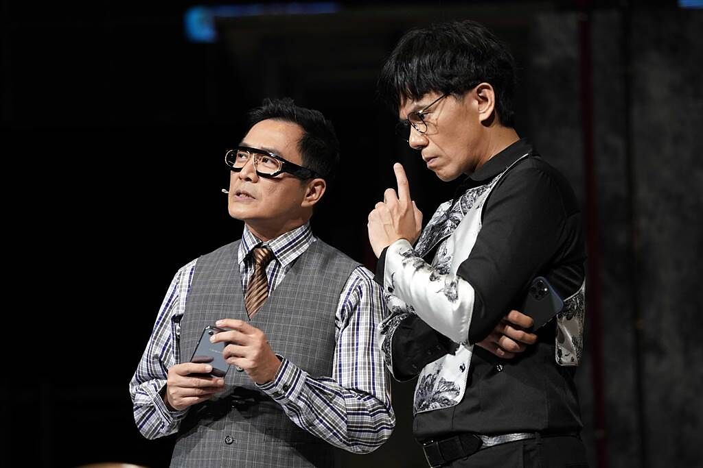 湯志偉(左)與凱爾劇中是上司與屬下關係。(全民大劇團提供)  