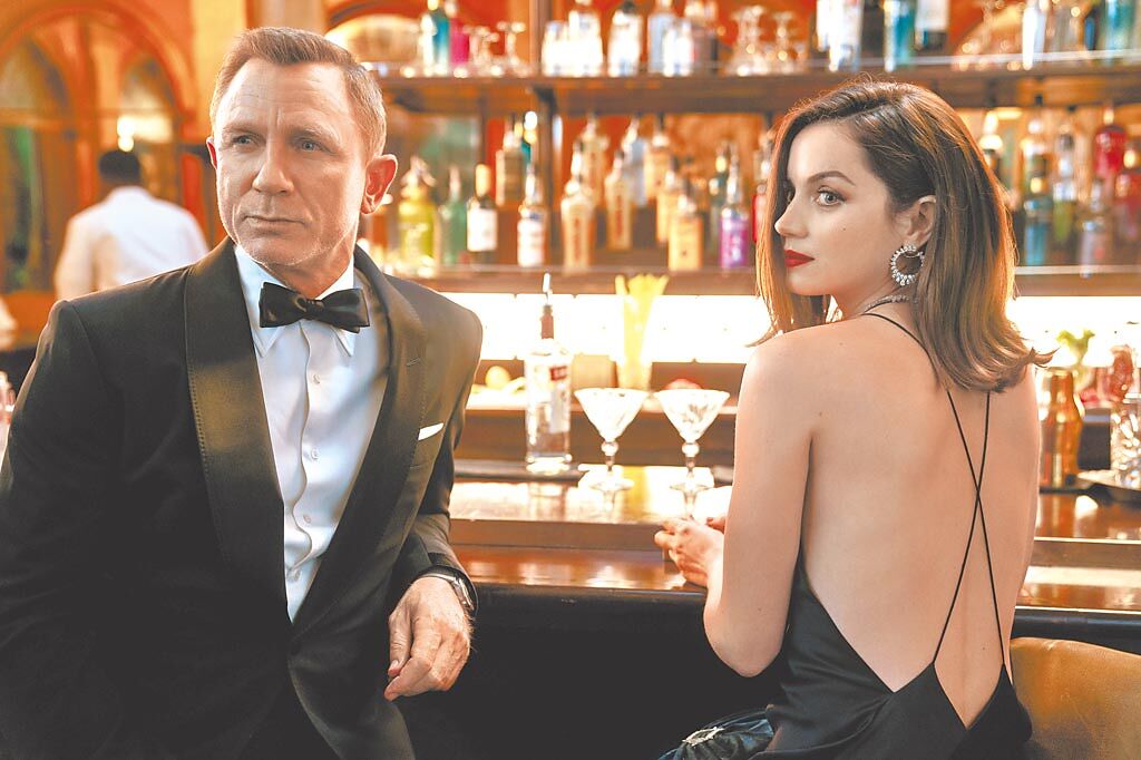 丹尼爾克雷格（左）、安娜德哈瑪斯在《007生死交戰》有著默契十足的動作戲。（UIP提供）