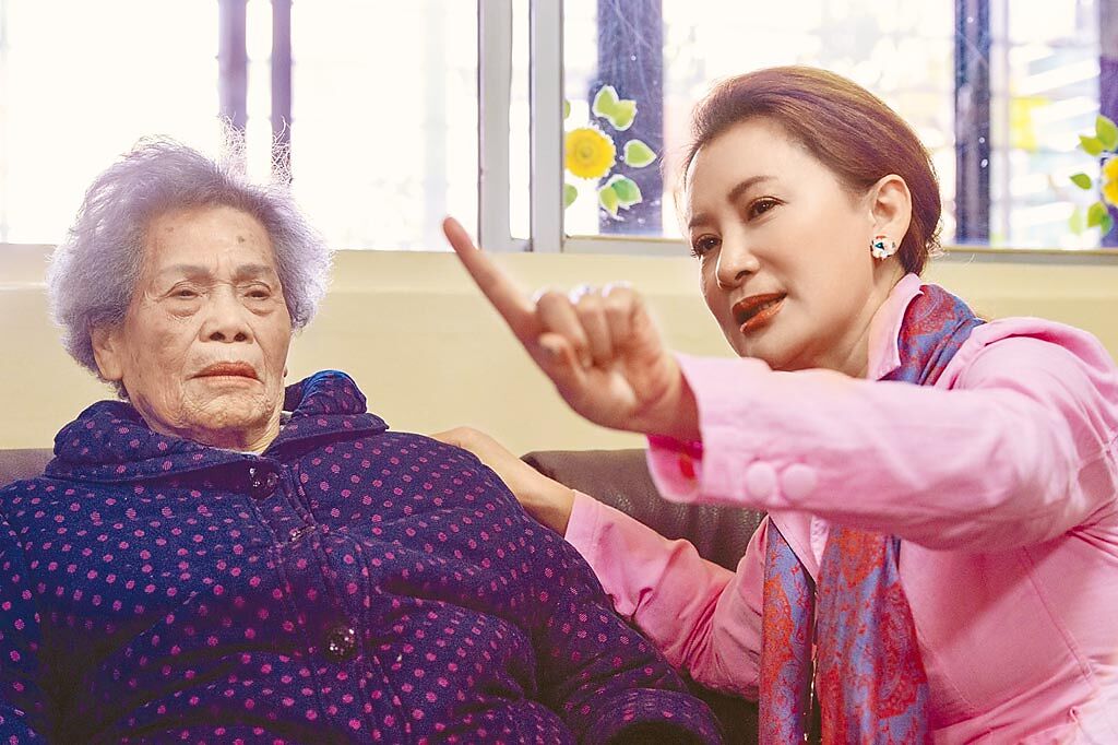陳亞蘭（右）忙碌之餘，也不忘關懷獨居老人。（台灣優質生命協會提供）