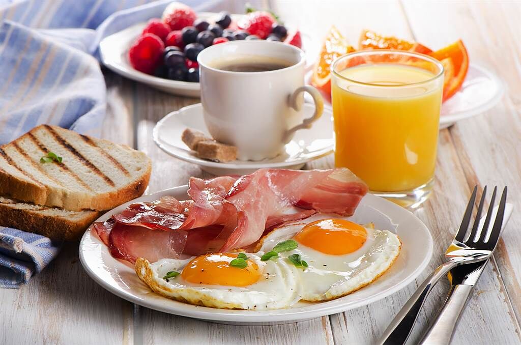 早餐要怎麼吃才能吃得健康又飽足，營養師近日分享「早餐的完美公式」。(示意圖/達志影像)