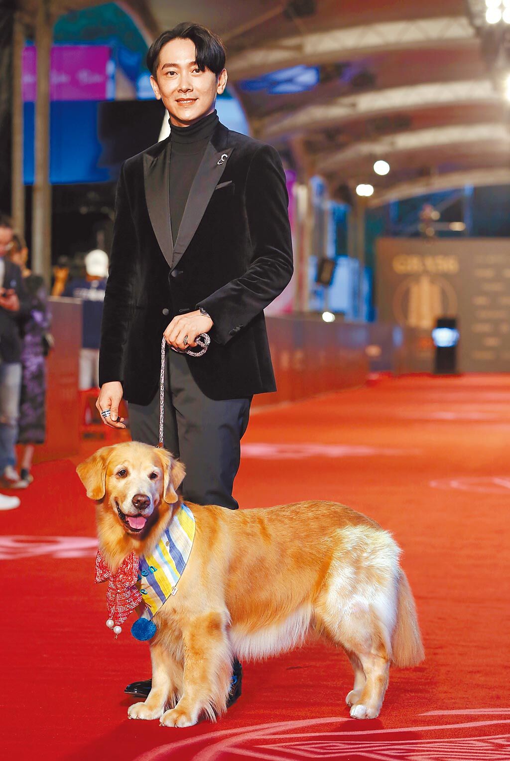 施名帥身穿BOSS西裝、佩戴伯爵珠寶，手牽著黃金獵犬「歐瑞恩」亮相，成為另類時尚焦點。（陳俊吉攝）
