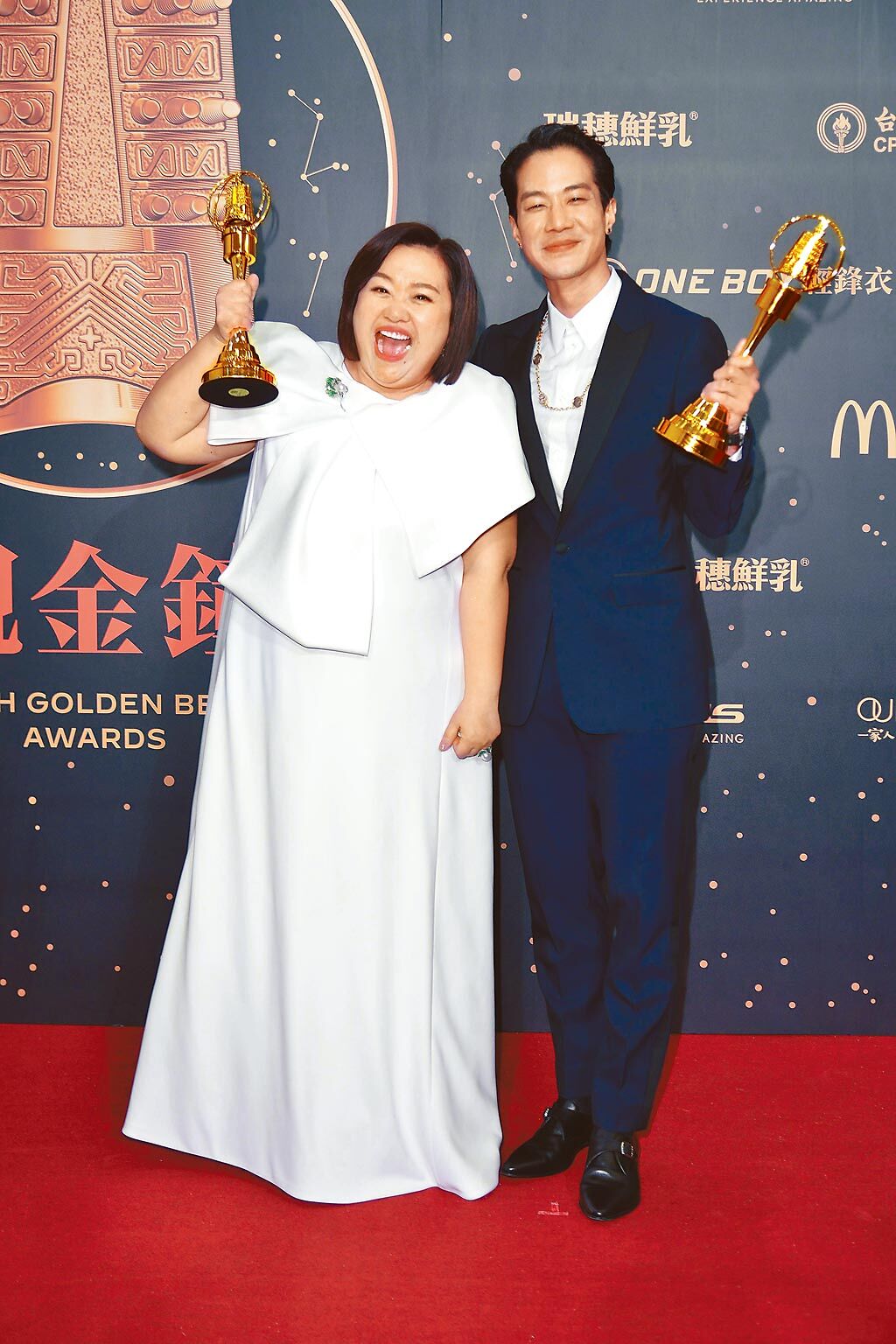 第56屆金鐘獎，戲劇節目最佳男女主角薛仕凌（右）、鍾欣凌（左）。（三立電視提供）