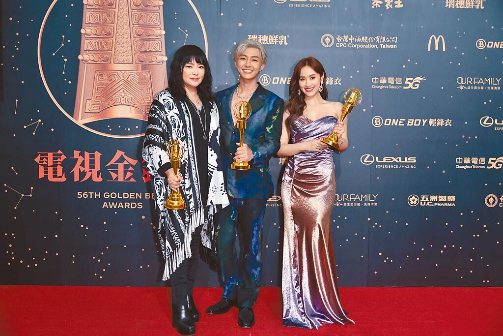 唐綺陽（左起）、炎亞綸、吳姍儒喜獲「綜藝節目主持人獎」。（三立提供）