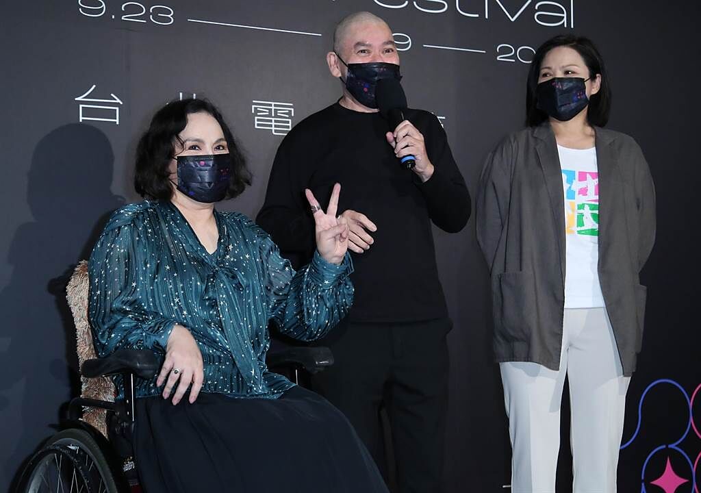 李珮菁（左起）、蔡明亮、楊貴媚出席《月亮 樹》首映會。（陳俊吉攝）