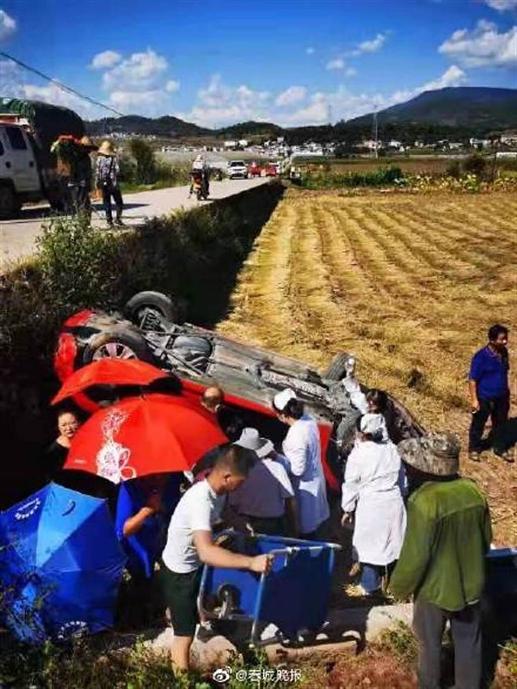 李羲兒發生車禍的車，180度翻轉到路旁的農田。（圖／微博@春城晚報）