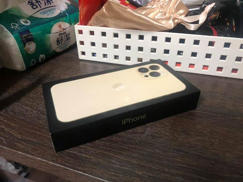 近日一名人夫表示，下班回家看到桌上最新的iPhone 13，直呼「謝謝老婆的禮物，我終於能用她的iPhone 8了」，令2萬網友全笑瘋。（圖／翻攝自爆廢公社公開版）