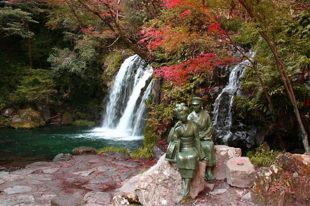 河津七瀑布中的初景瀑布，瀑布旁男女雕像為《伊豆舞孃》故事裡的人物。　圖：美好伊豆創造中心／提供