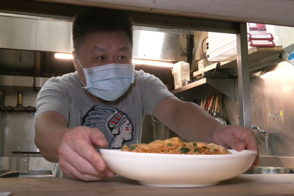 老闆也不斷精進廚藝，想把韓國最流行的口味都帶來台灣。(圖/邱子軒攝)