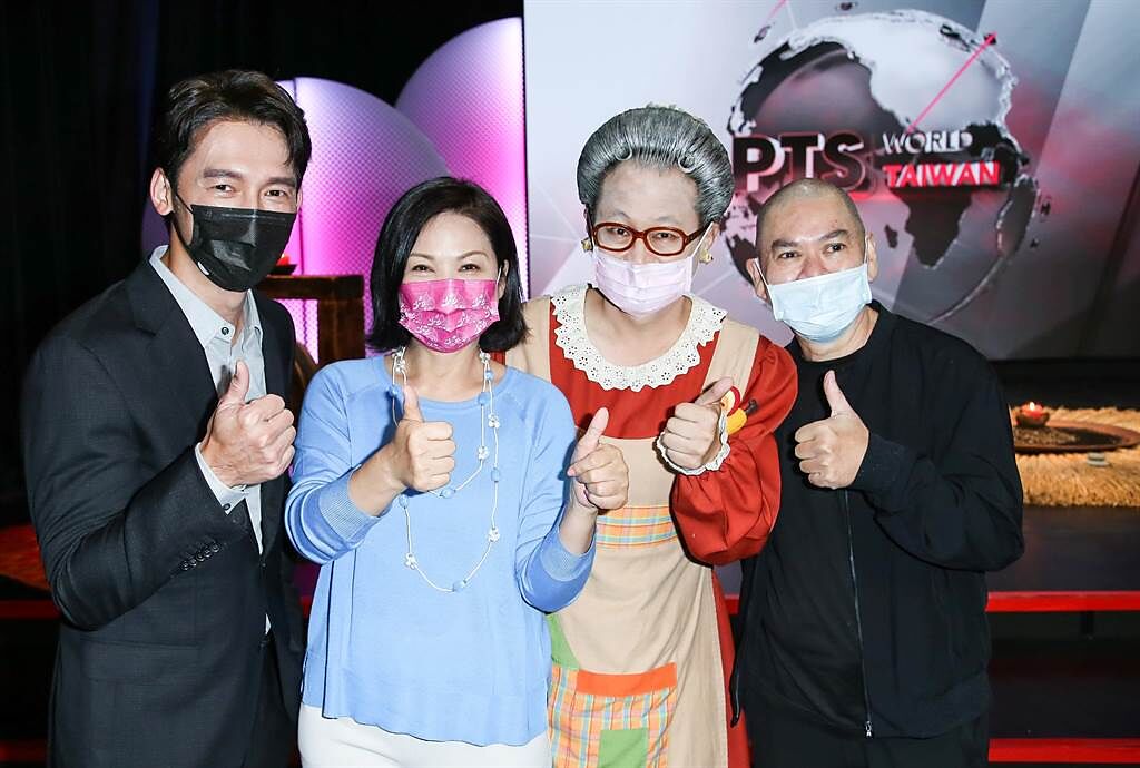 導演蔡明亮、影后楊貴媚、溫昇豪、水果奶奶出席公視「PTS WORLD TAIWAN」影音服務啟動記者會。（陳俊吉攝）