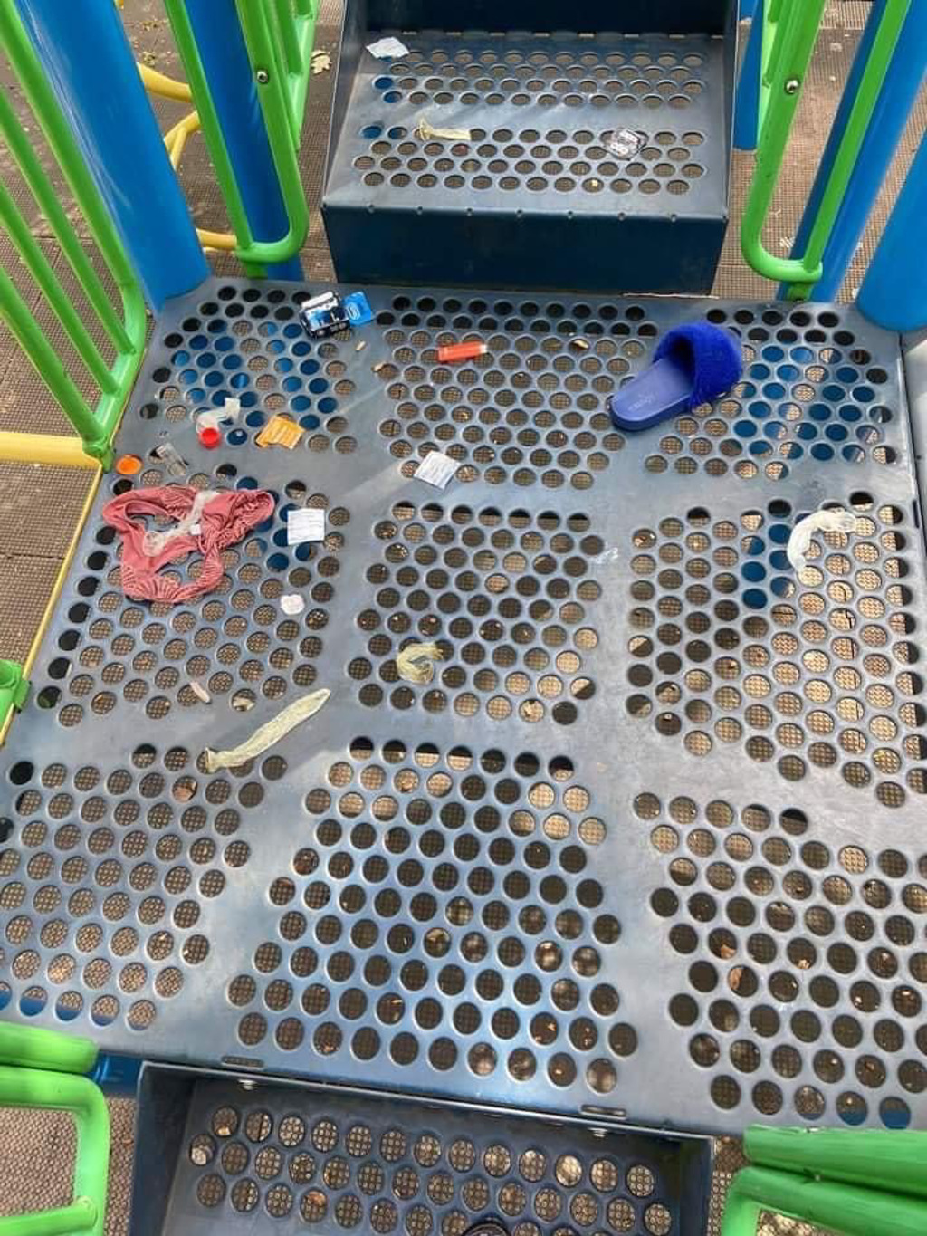兒童遊樂設施遭丟棄一堆垃圾 (圖/翻攝至爆廢公社二館)