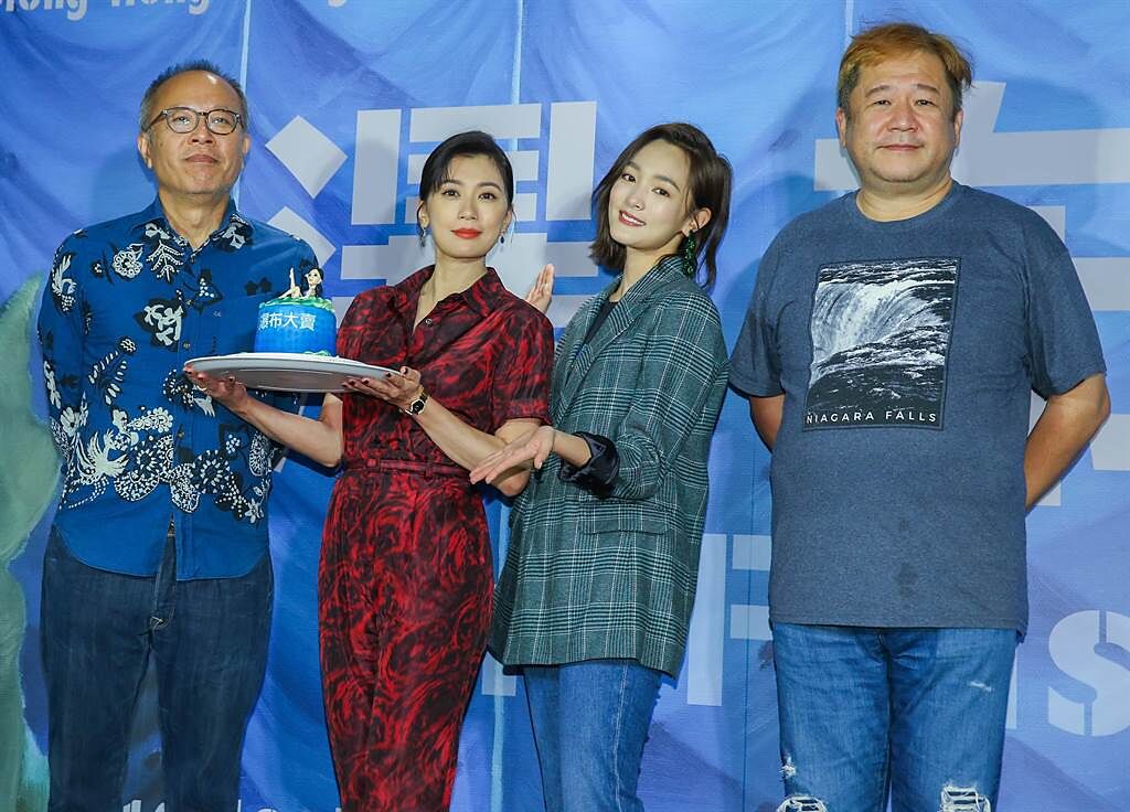 導演鍾孟宏（左起）、賈靜雯、王淨和監製瞿友寧今出席《瀑布》媒體茶敘。（粘耿豪攝）
