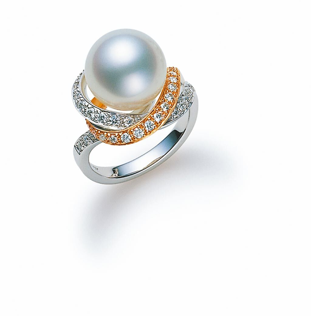 3.MIKIMOTO Dancing Lines系列雙色金南洋珍珠鑽戒，珍珠約12至12.49mm，約25萬元。（MIKIMOTO提供）