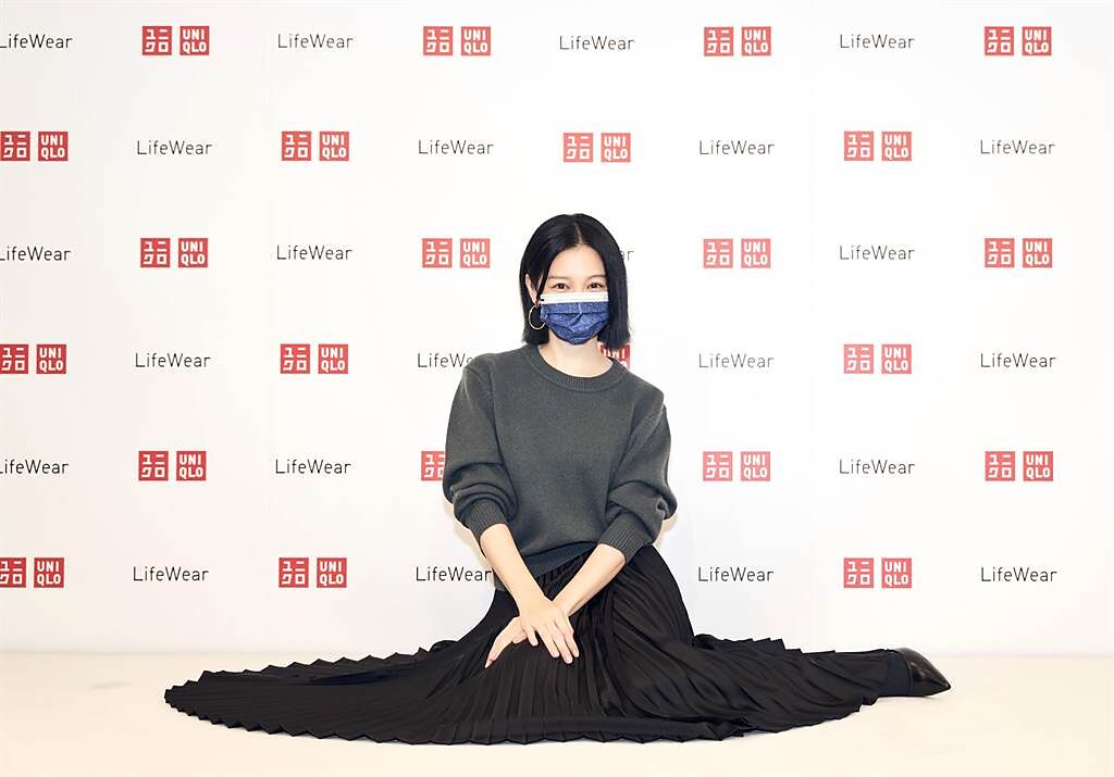 UNIQLO全新LifeWear品牌代言人徐若瑄隨性坐在地上，展現時尚優雅。（UNIQLO提供）