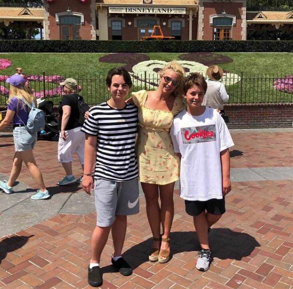 2019年小甜甜布蘭妮曾在IG曬出帶2個兒子出遊的合照。(圖/ 摘自小甜甜布蘭妮IG)