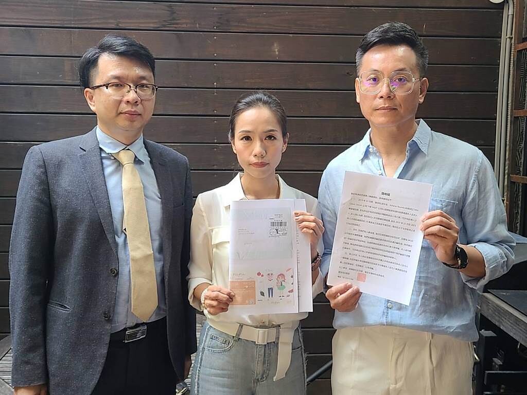陳霆（右起）和老婆陳潔瑩9月25日與律師劉安桓召開記者會。（經紀人提供）