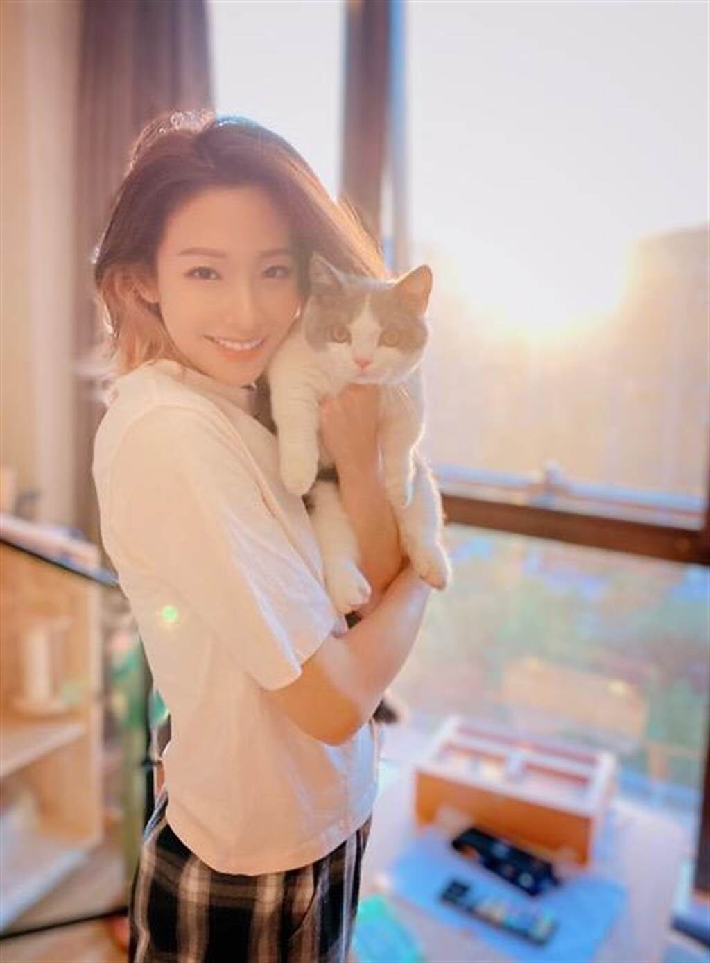 袁詠琳目前隻身居住上海，開心陪伴著愛貓。（杰威爾音樂提供）