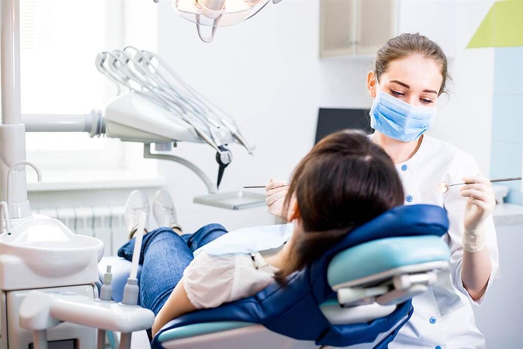 英國一名女子長期受到牙齦問題困擾，但因為付不起私人診所看診費，於是自行拔掉11顆牙齒。(示意圖/達志影像)