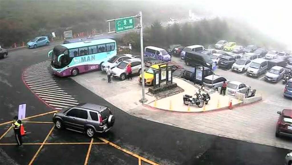合歡山遊客服務中心的停車場、昆陽停車場早就塞爆，但還是一直不斷有車上來。（圖／翻攝自即時影像監視器）