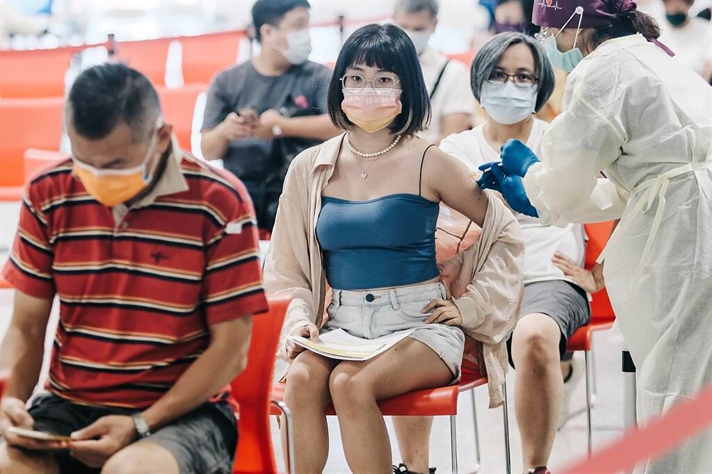 南韓一名年輕女子表示，自己打完兩劑BNT後，胸部SIZE暴增，如今跟瑜珈球一樣大。(圖為民眾前往北市體育館接種，與內文無關／郭吉銓攝)