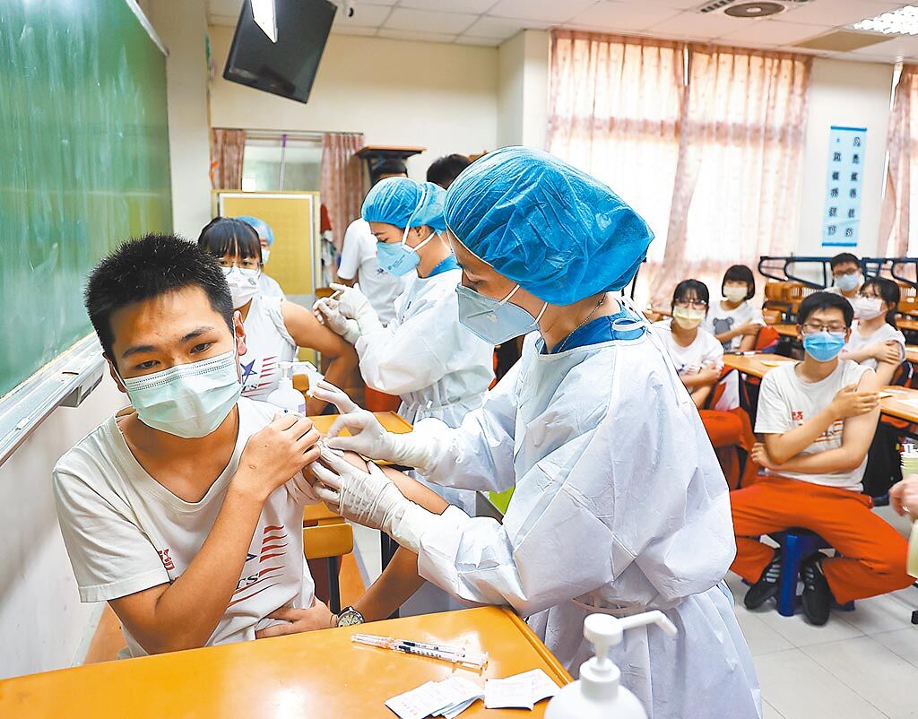 台北市出現首例施打BNT疫苗後罹患心肌炎案例，台北市長柯文哲9日表示，研擬規畫學生接種第2劑BNT前做心電圖檢查。圖為桃園學生接種疫苗的畫面。（本報資料照片）