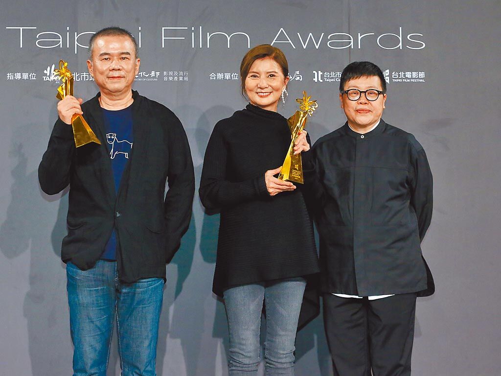 《消失的情人節》獲4獎，導演陳玉勳（左起）、監製李烈及葉如芬開心慶祝。（粘耿豪攝）