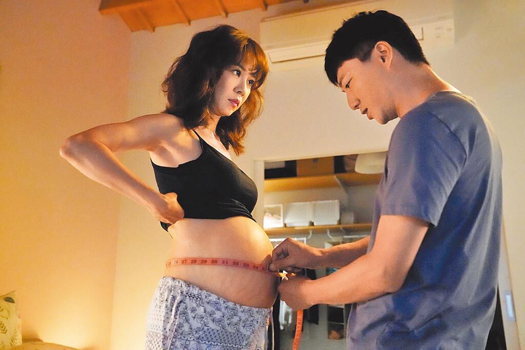 謝盈萱（左）在《俗女2》懷了藍葦華的孩子，結局是否成為夫妻受關注。（華視提供）