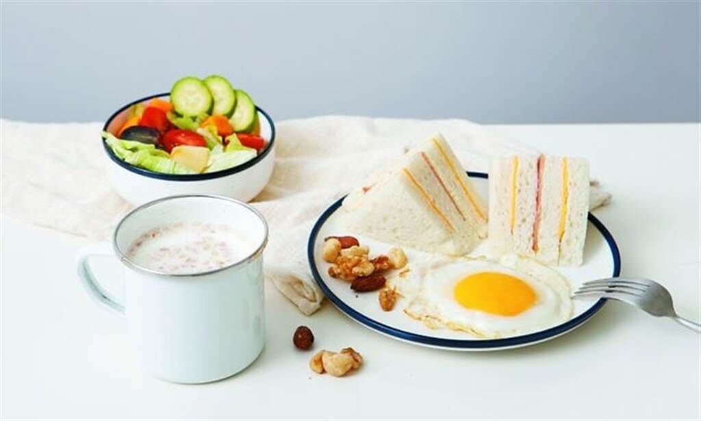 不吃早餐容易餐後高血糖？控糖3撇步，這樣挑早餐準沒錯。(示意圖/Shutterstock)