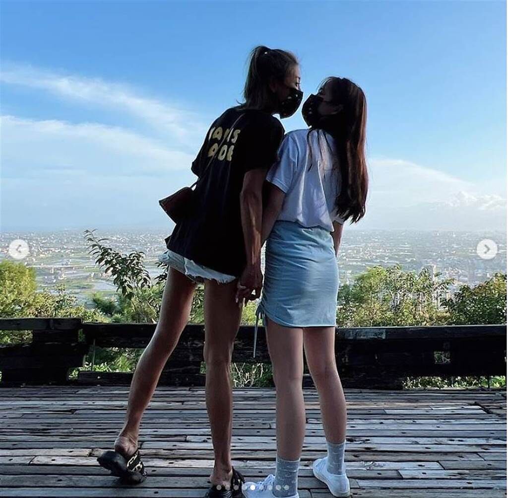 小禎與女兒都擁一雙長腿。（圖／取材自小禎Instagram）