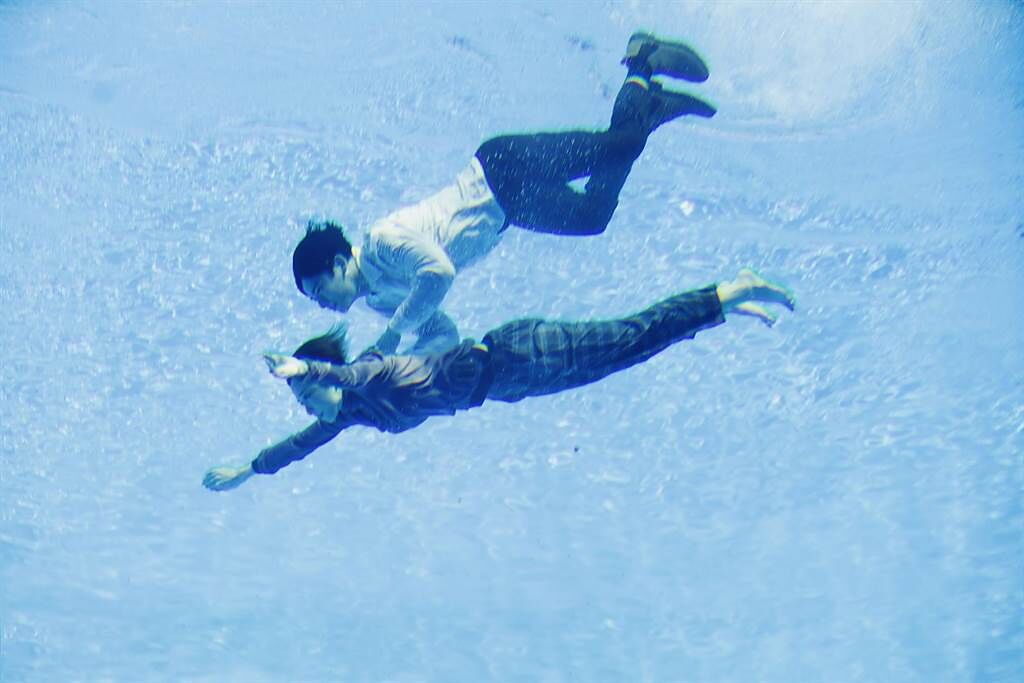 邵雨薇、林柏宏為《2049》影集拍落水戲，事前先學潛水。（瀚草影視提供）