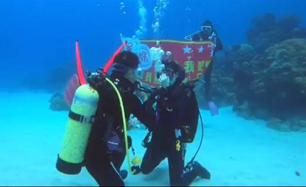 來自彰化的小賴在綠島海底向女友Wendy求婚。（九麟提供）