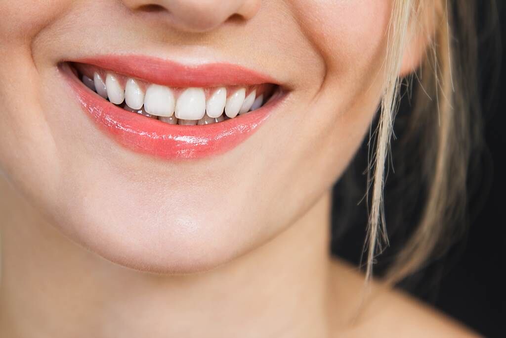 牙醫師葉昭孝提醒，「老掉牙」是種迷思，與年齡無關，但是卻跟牙周病息息相關。（示意圖／達志影像）