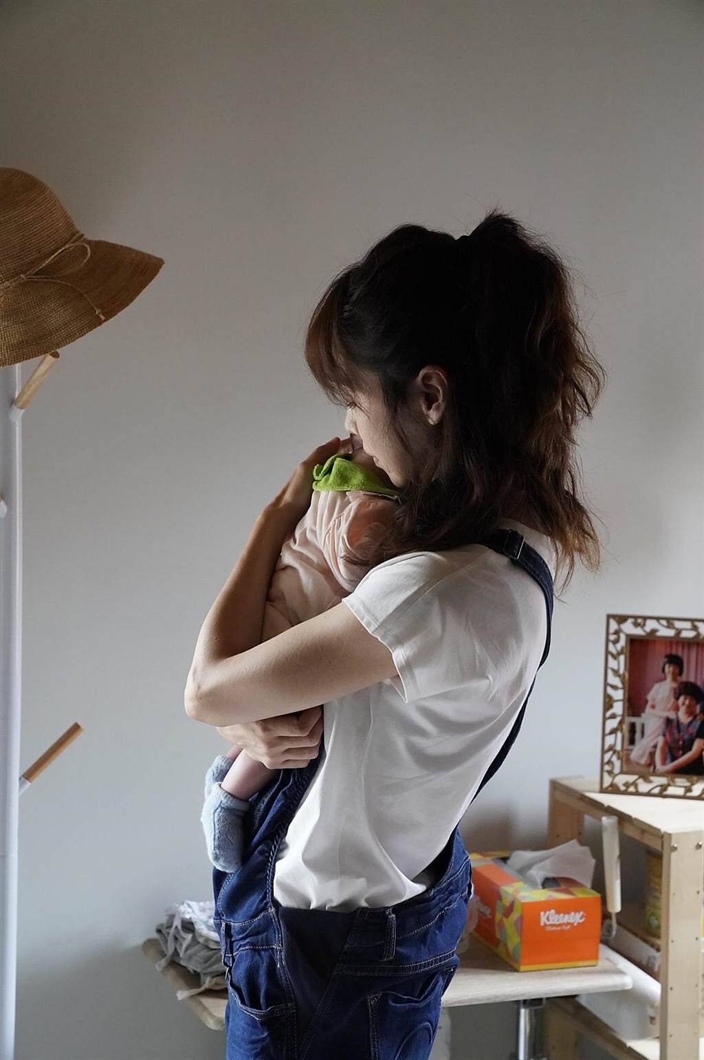 謝盈萱飾演的陳嘉玲，在《俗女養成記2》最終回真的當了媽媽。（摘自嚴藝文臉書，劇照師王志偉攝）
