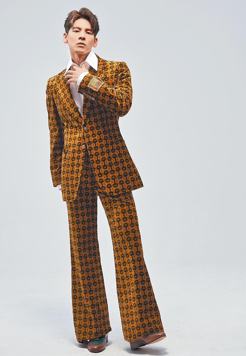 林柏宏穿「GUCCI 100」品牌百年慶限量男裝，經典馬銜鍊LOGO西裝充滿復古風情。（JOJ PHOTO攝）