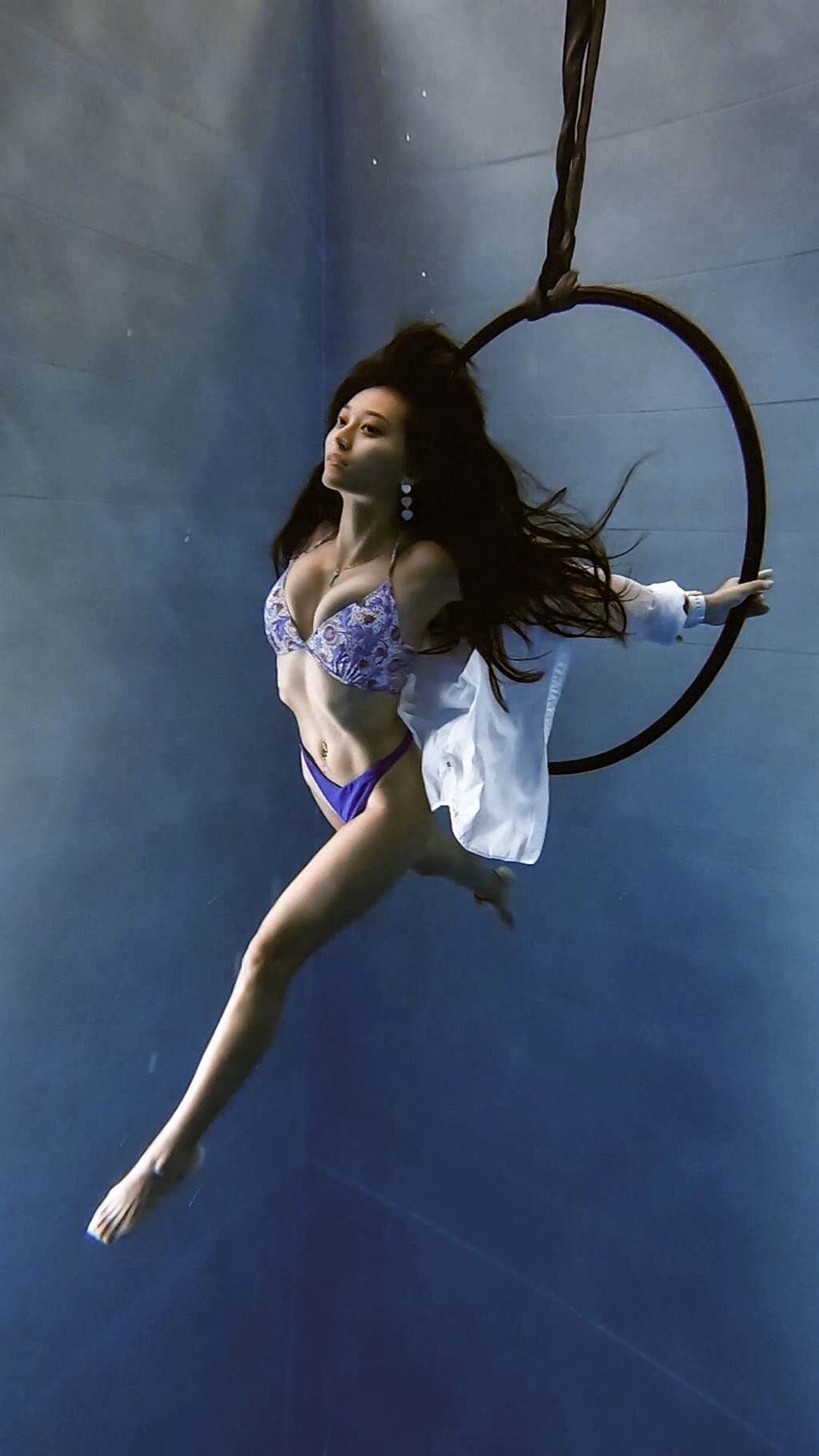 「國民女友」祈錦鈅，化身水下舞者，展現水中曼妙身姿，吸引不少人目光。（圖/翻攝臉書）
