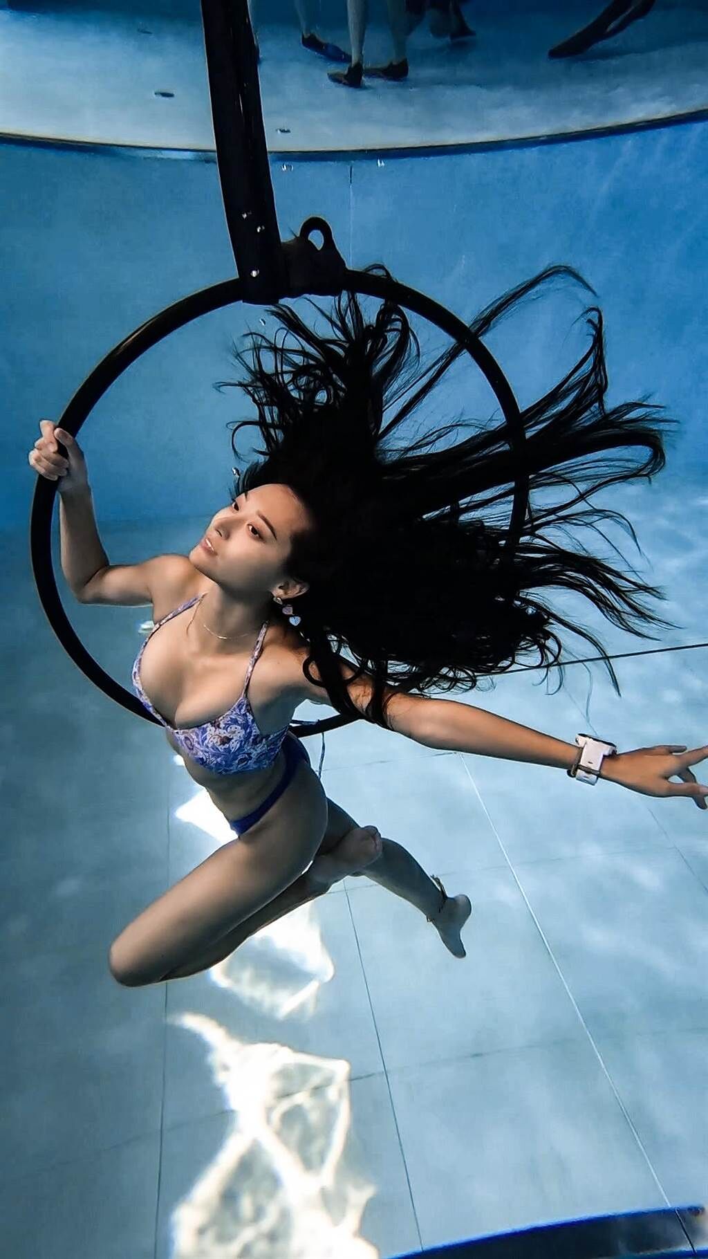 「國民女友」祈錦鈅，化身水下舞者，展現水中曼妙身姿，吸引不少人目光。（圖/翻攝臉書）